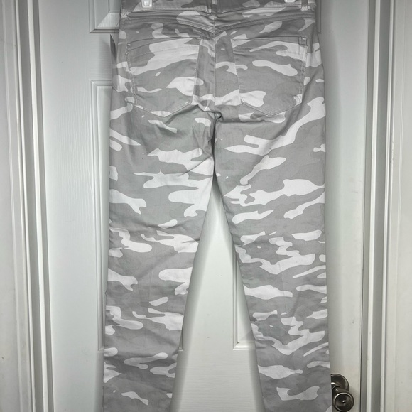 NEW W/TAGS DEMOCRACY CAMOUFLAGE PRINT JEANS 🤍 - Picture 2 of 3